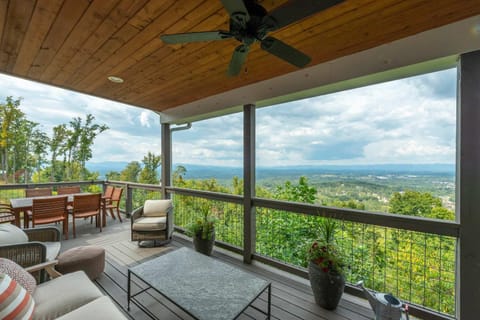 Mountainside Tranquility- Hot Tub Views Fire Pit Family Friendly House in Woodfin