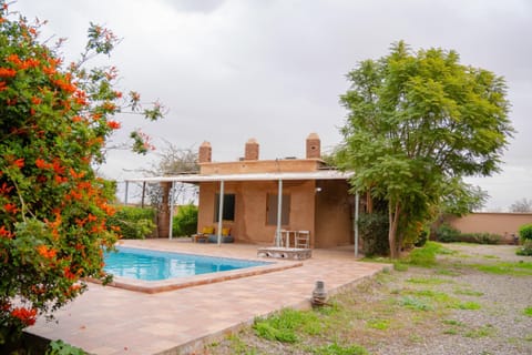 Property building, Patio, Spring, Day, Garden, Garden view, Pool view, Swimming pool, sunbed