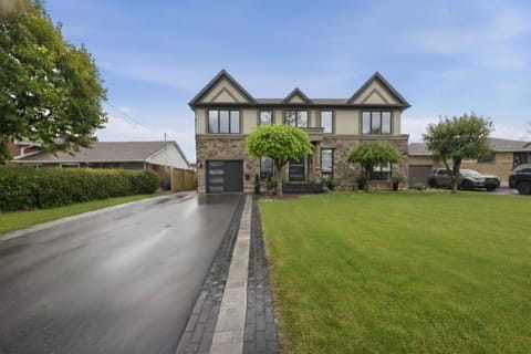 Property building, Day, Neighbourhood, Natural landscape, Garden, Garden view