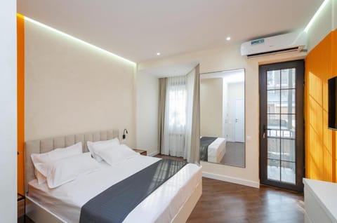 Bed, TV and multimedia, Photo of the whole room, Bedroom, wardrobe, air conditioner