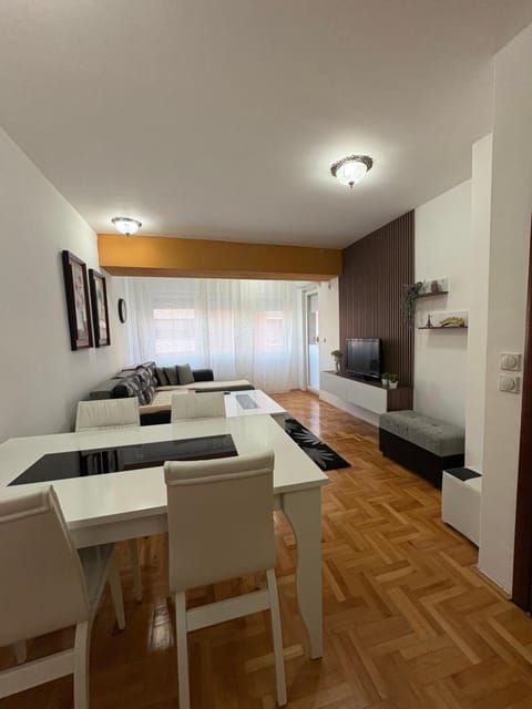 Bed, TV and multimedia, Living room, Seating area