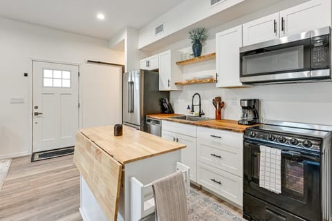 4 Mi to Outlets! Townhome Near Tampa North Airport House in Wesley Chapel