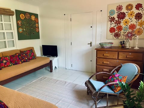 Communal lounge/ TV room, Bed, TV and multimedia, Living room, Photo of the whole room, Seating area, Bedroom