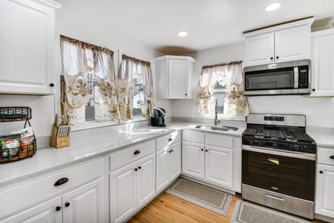 2 Mi to Naval Base Walkable Norfolk Retreat Apartment in Norfolk