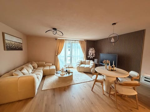 TV and multimedia, Living room, Seating area, Dining area