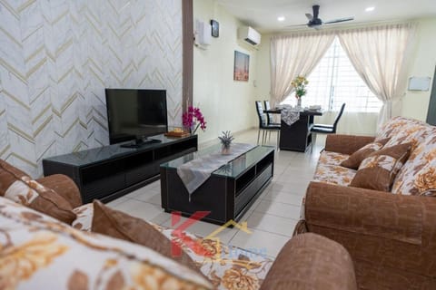 Communal lounge/ TV room, TV and multimedia, Living room, Seating area, Dining area, Evening entertainment