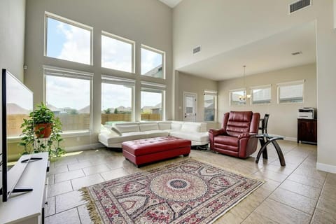 Tesla Area Private Room - Fast Wifi and Parking House in Pflugerville