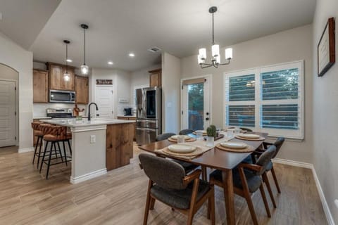 Hot Tub, Fire Pit, LUX Interior, Pet Friendly Villa in Spring Branch