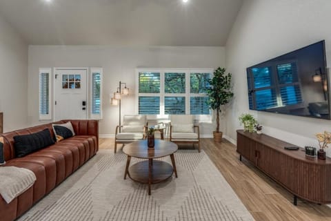 Hot Tub, Fire Pit, LUX Interior, Pet Friendly Villa in Spring Branch