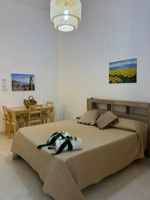 Bed, Coffee/tea facilities, Photo of the whole room, Bedroom