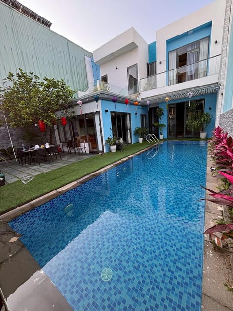 Property building, Day, Pool view, Swimming pool, Swimming pool