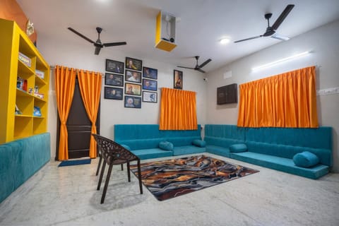 TV and multimedia, Living room, Seating area, Evening entertainment, fireplace