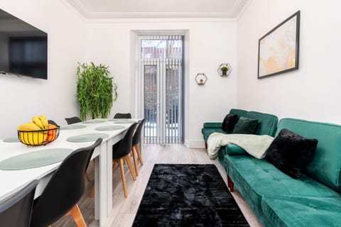 TV and multimedia, Living room, Seating area, Dining area