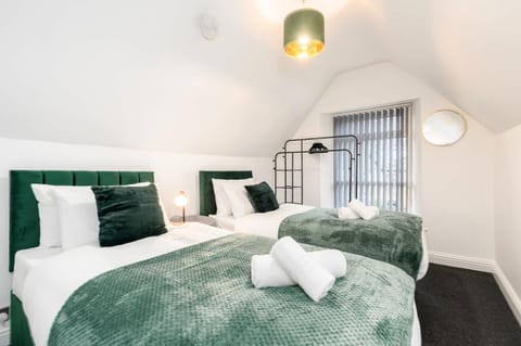 Bed, Photo of the whole room, Bedroom, towels