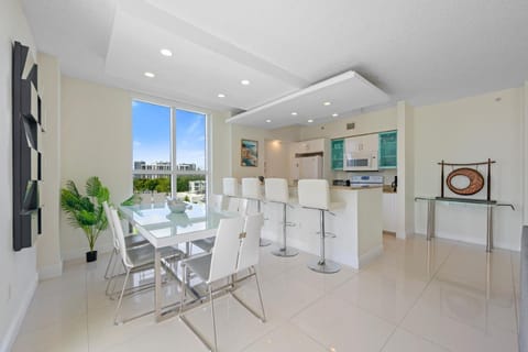 Kitchen or kitchenette, Dining area, stove