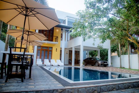 Property building, Day, Swimming pool