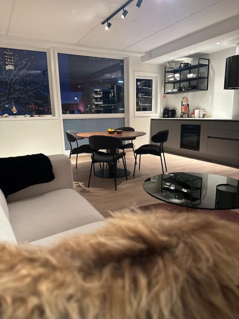 Kitchen or kitchenette, Living room, Seating area, Dining area