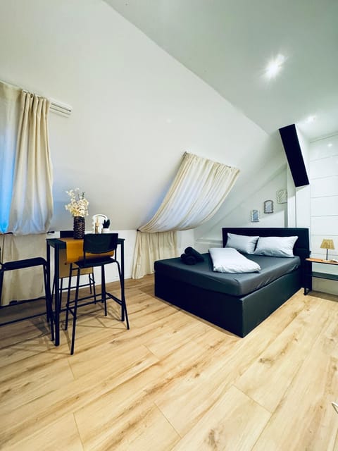 Property building, Bed, Seating area, Dining area, Bedroom