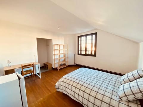 Bed, Seating area, Bedroom