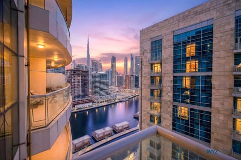 Property building, Day, Natural landscape, View (from property/room), Balcony/Terrace, City view, Lake view, River view, Sunrise, Sunset