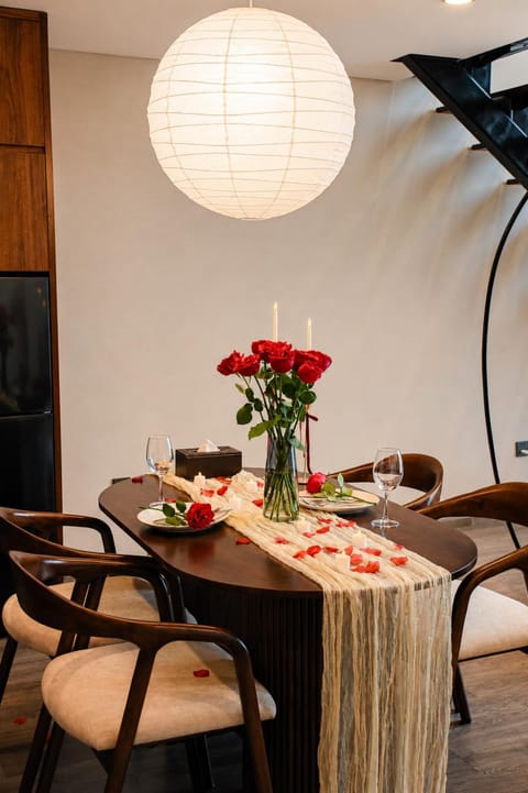 Seating area, Dining area