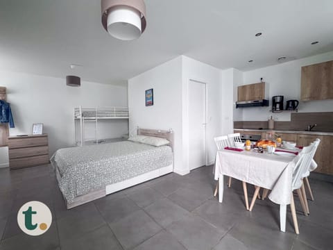 Bed, Kitchen or kitchenette, Photo of the whole room, Dining area, Bedroom