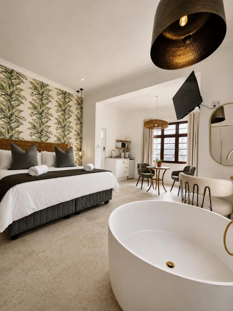Bed, TV and multimedia, Photo of the whole room, Seating area, Bedroom, Bath