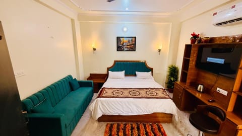 THE Morden palace 43Tv wifi balcony Ac Bed and Breakfast in Jaipur