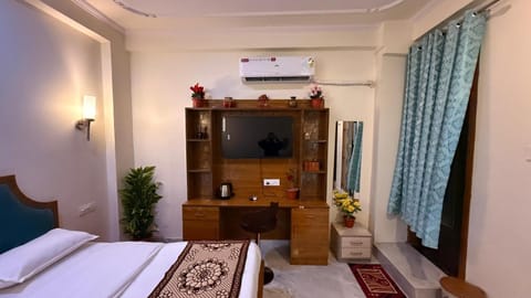 THE Morden palace 43Tv wifi balcony Ac Bed and Breakfast in Jaipur