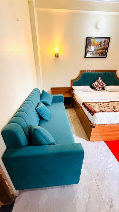 THE Morden palace 43Tv wifi balcony Ac Bed and Breakfast in Jaipur