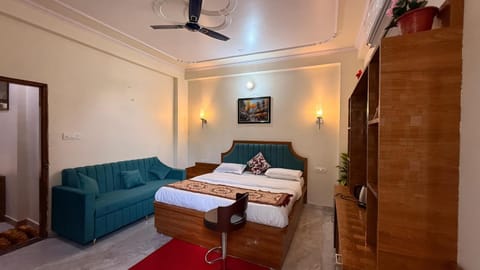 THE Morden palace 43Tv wifi balcony Ac Bed and Breakfast in Jaipur