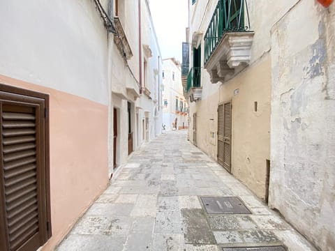 Neighbourhood, Street view