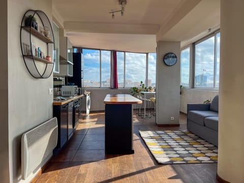 Kitchen or kitchenette, Living room, Lounge or bar