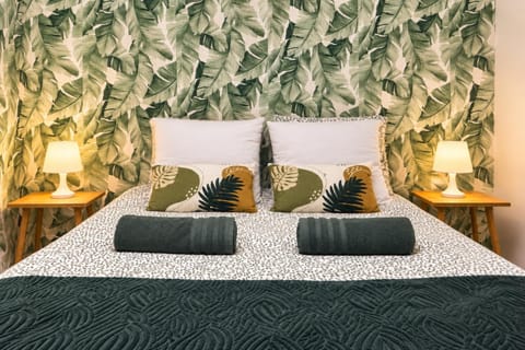 Bed, towels