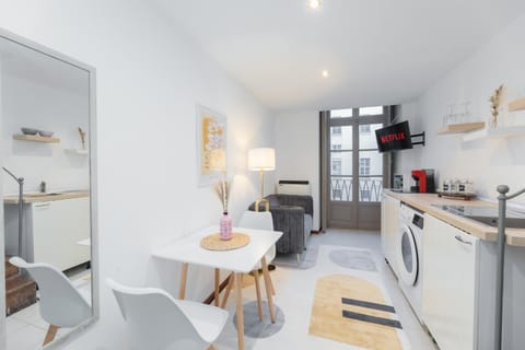 Facade/entrance, TV and multimedia, Coffee/tea facilities, Kitchen or kitchenette, Other, Photo of the whole room, Dining area, furniture, internet, microwave, pet friendly, stove, toaster, washing machine, dryer, kitchen