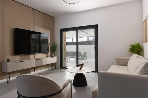 Communal lounge/ TV room, TV and multimedia, Seating area, air conditioner