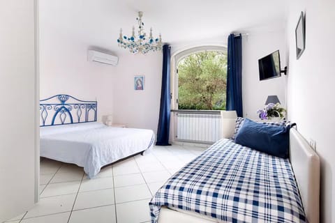 Bed, Photo of the whole room, Bedroom, air conditioner