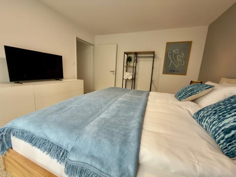 Bed, TV and multimedia, Photo of the whole room, Bedroom