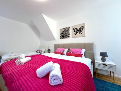 Bed, Photo of the whole room, Bedroom, towels