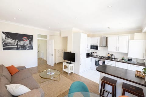 Communal lounge/ TV room, TV and multimedia, Kitchen or kitchenette, Living room, Seating area, Dining area, Evening entertainment, dishwasher, oven, stove
