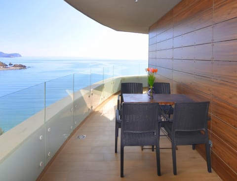 Natural landscape, View (from property/room), Balcony/Terrace, City view, Mountain view, Sea view