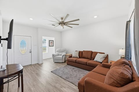 Modern Pine-Scented Retreat – 30 Mins to Beach! home House in Crestview