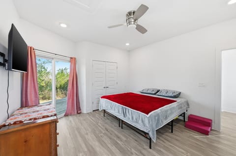 Modern Pine-Scented Retreat – 30 Mins to Beach! home House in Crestview