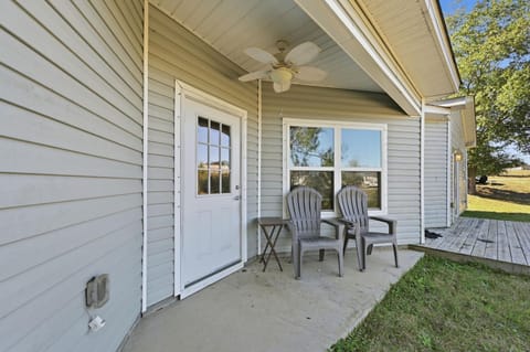 Modern Pine-Scented Retreat – 30 Mins to Beach! home House in Crestview