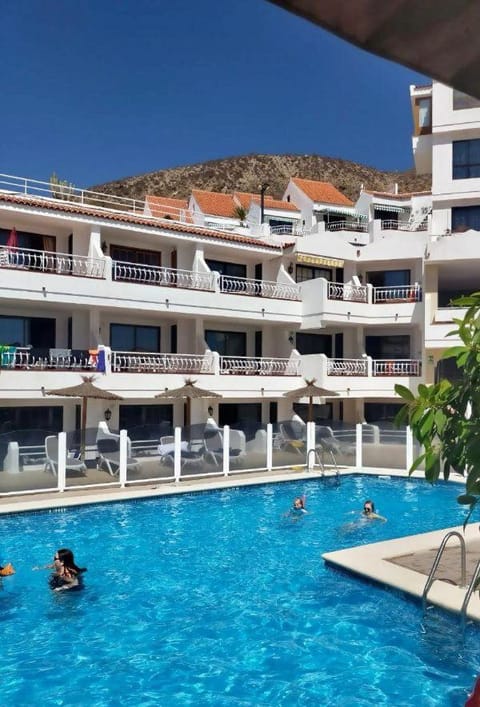 Day, Swimming pool
