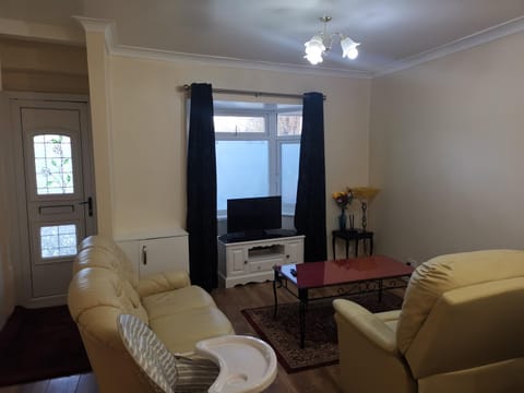 Communal lounge/ TV room, TV and multimedia, Living room, Seating area