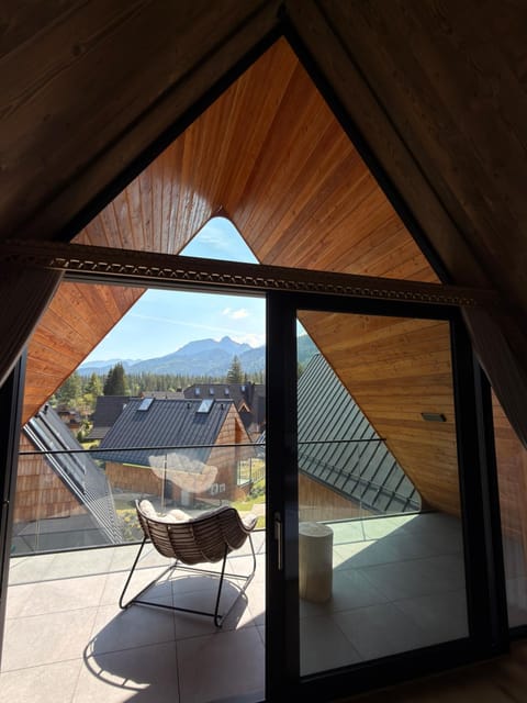 Bedroom, Mountain view