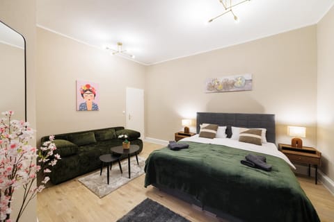 Bed, Photo of the whole room, Seating area, Bedroom