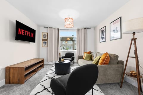 Communal lounge/ TV room, Communal lounge/ TV room, TV and multimedia, Living room, Seating area, Evening entertainment