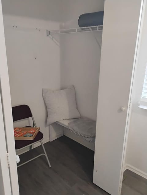 Quiet-comfy 3 bedroom house on a tree lined street in Kitsilano Bed and Breakfast in Vancouver